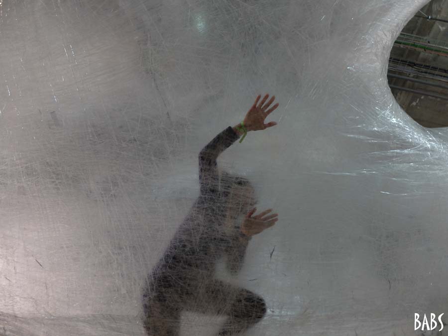 Paris, Plais de Tokyo, installation en cellophane