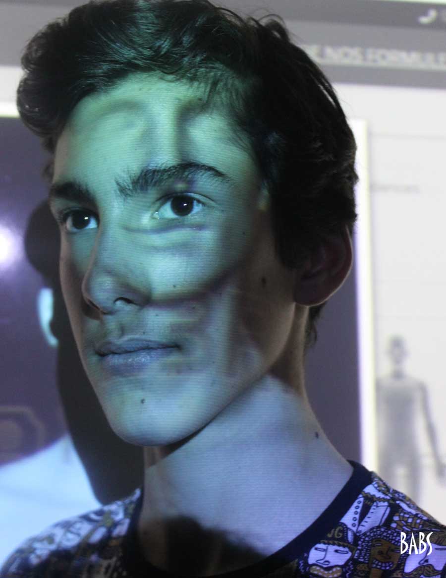 Tatouage lumineux sur visage