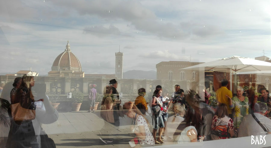 Reflets dans une vitre à Florence en Toscane